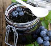 Blueberry tumbuk dengan gula untuk musim dingin Memanen blueberry untuk resep sederhana musim dingin